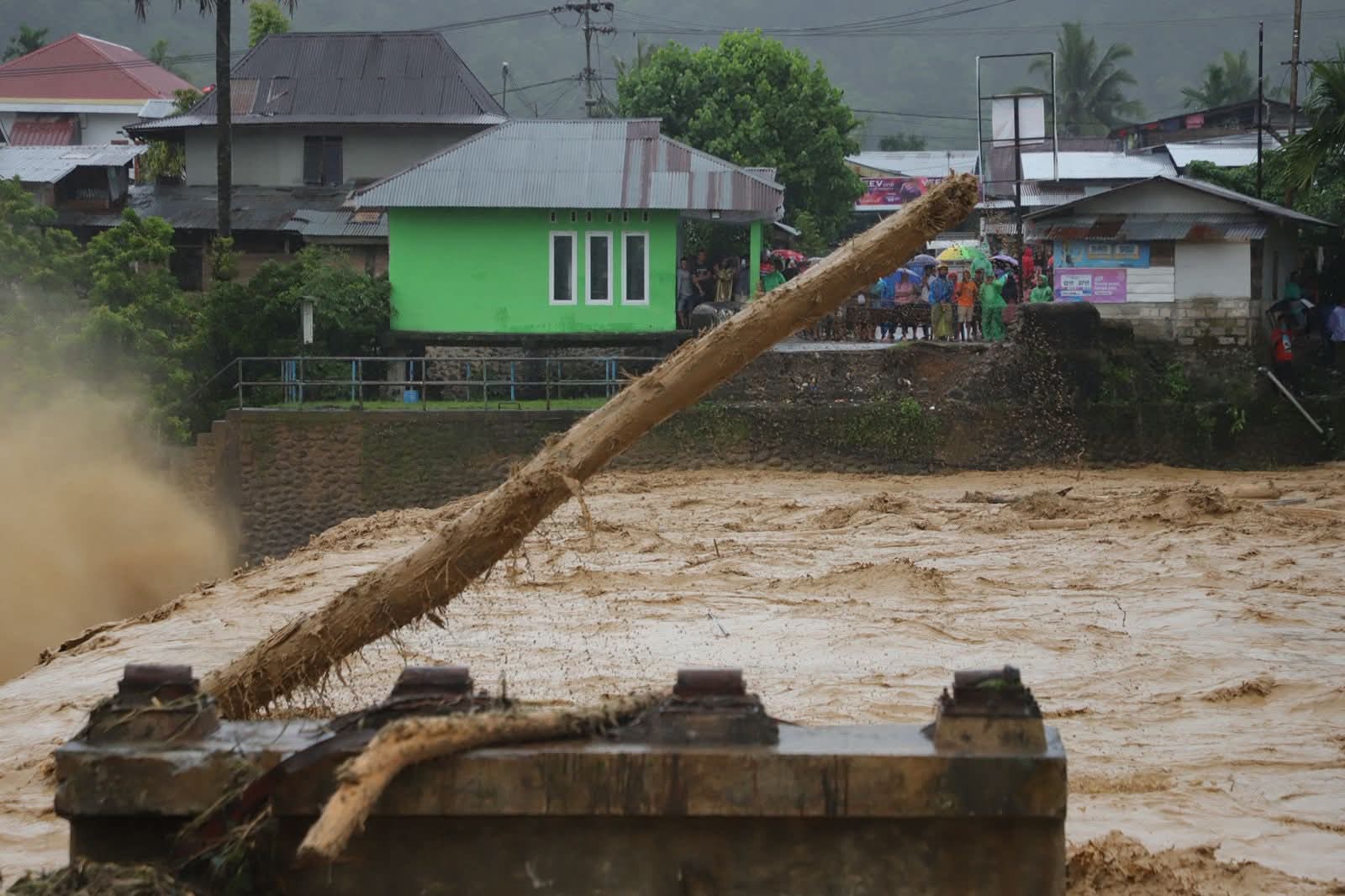Volume air salah satu sungai di Padang meninggi pada pagi tadi. (FACEBOOK BNPB)