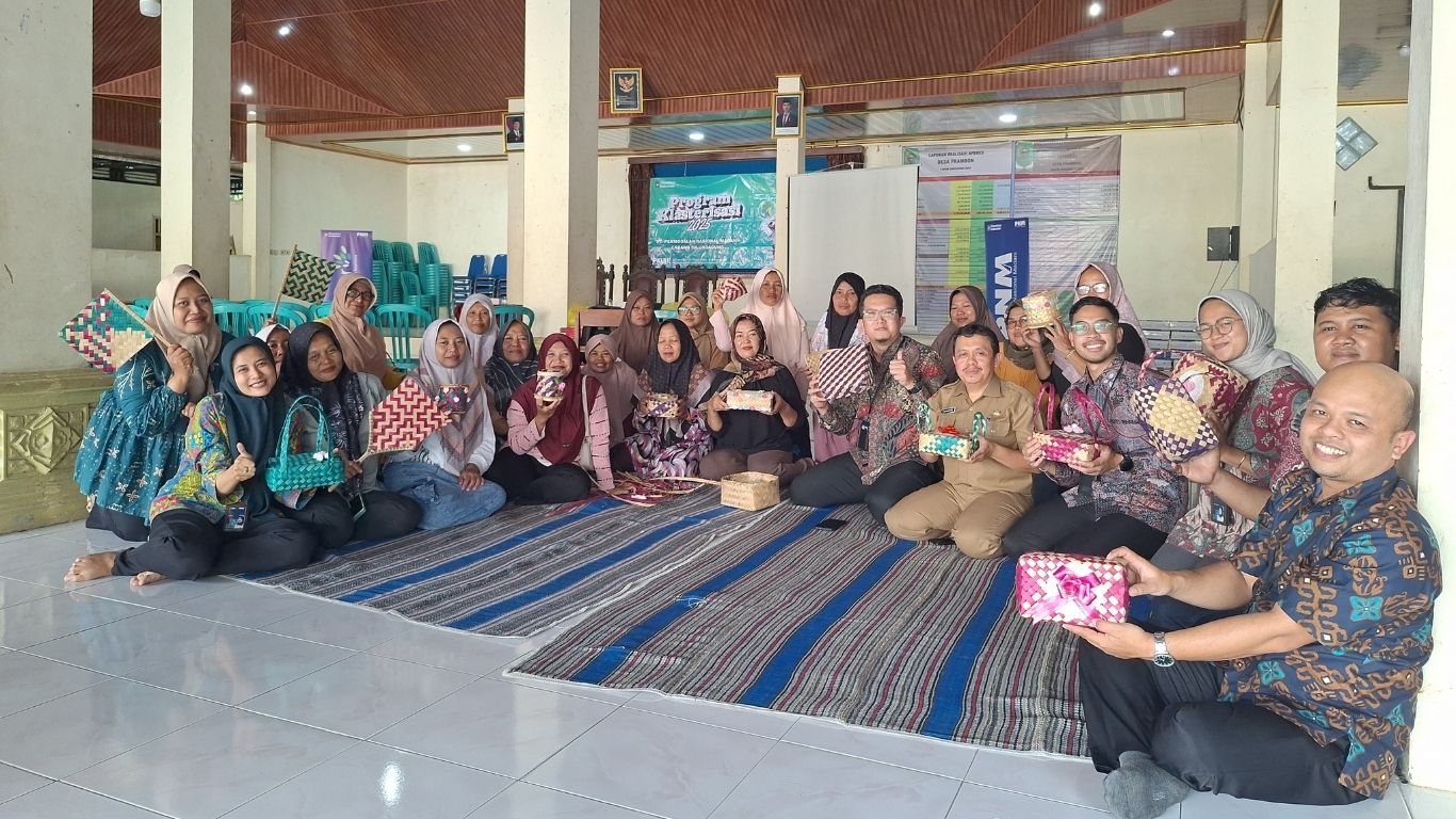 Semangat klaster kerajinan anyaman bambu di  Trenggalek untuk mendongkrak ekonomi lokal.