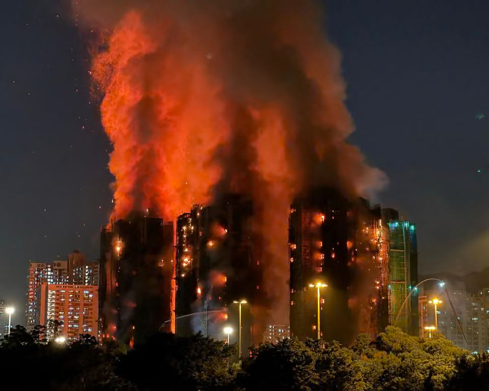 Kebakaran Gedung Bertingkat di Hong Kong menewaskan 44 orang dan ratusan hilang. Disebut bencana terburuk di masa damai.