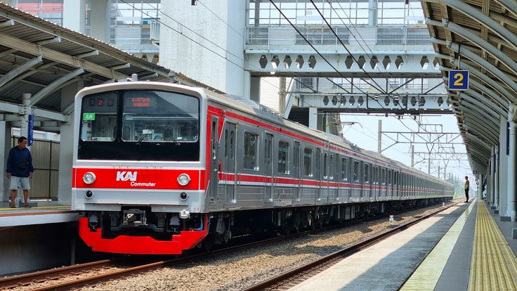 Kasus Tumbler Tuku hilang di KRL bikin heboh. Petugas terancam dipecat, publik menilai sanksi terlalu berat dan minta evaluasi prosedur.