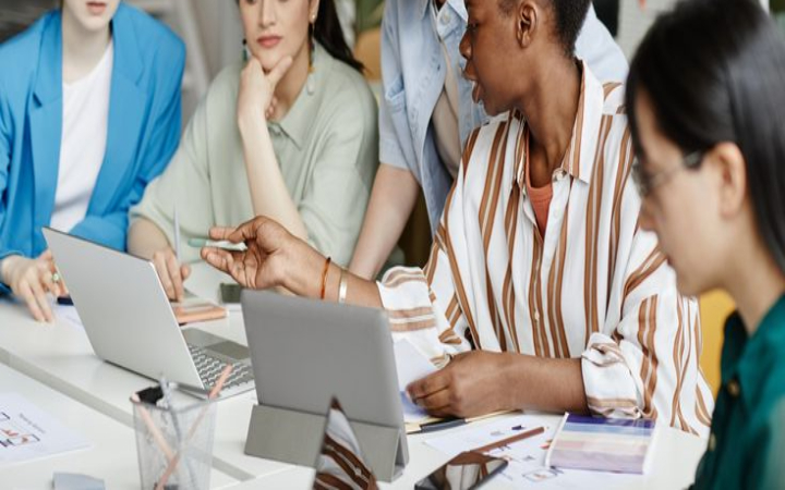 Dalam beberapa tahun terakhir, kebutuhan ruang kerja fleksibel semakin meningkat. Banyak bisnis, startup, hingga freelancer kini mencari tempat kerja yang nyaman, efisien, dan sesuai dengan kebutuhan