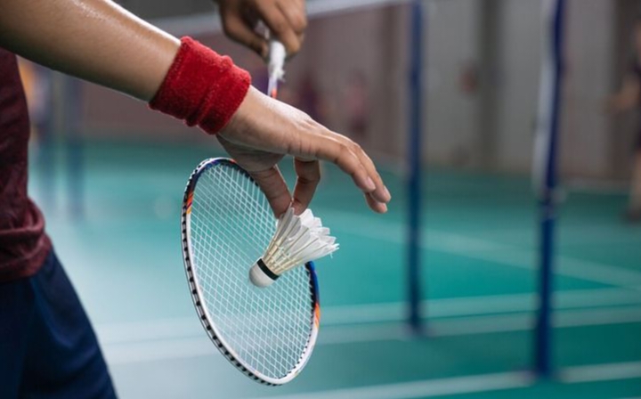 Olahraga badminton di sore hari menjadi pilihan favorit banyak orang. Selain menyenangkan, olahraga ini juga memberikan banyak manfaat bagi kesehatan tubuh dan pikiran.