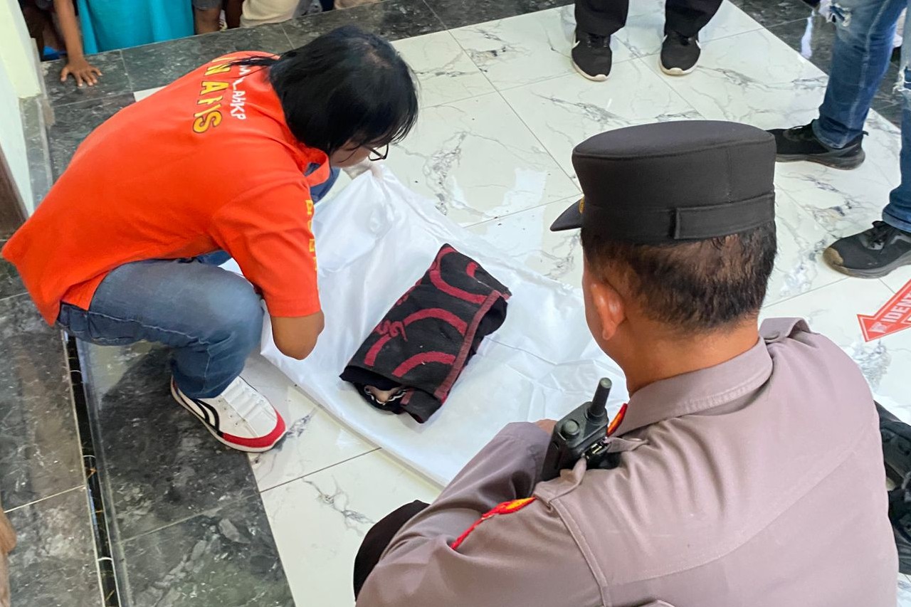 Tim INAFIS Polres Tulungagung melakukan olah TKP penemuan jasad bayi di depan sebuah panti asuhan di Desa Tambakrejo, Kecamatan Sumbergempol pada Jumat (28/11).