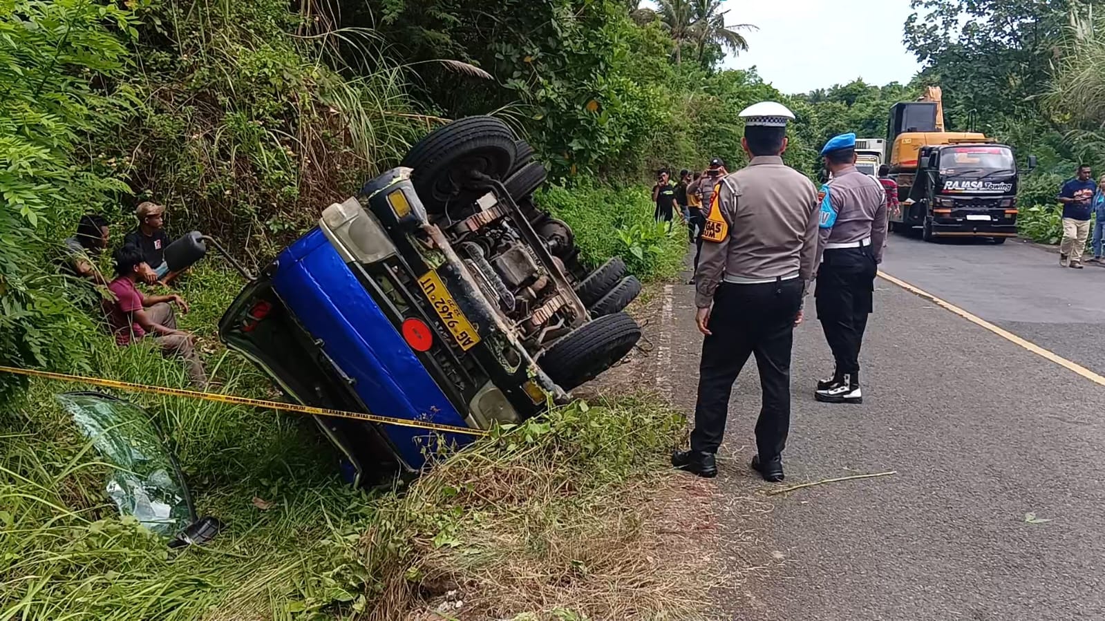 Sebuah truk tangki yang diduga mengangkut solar bersubsidi terguling di JLS Desa/Kecamatan Besuki pada Jumat pagi. (JAZULI UNTUK RADAR TULUNGAGUNG)