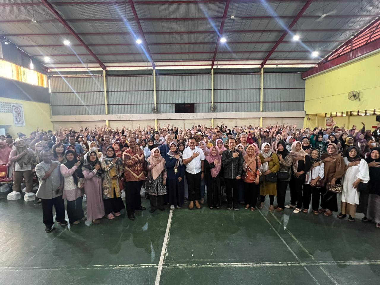 Heru Tjahjono berfoto bersama seluruh undangan seusai melakukan sosialisasi
