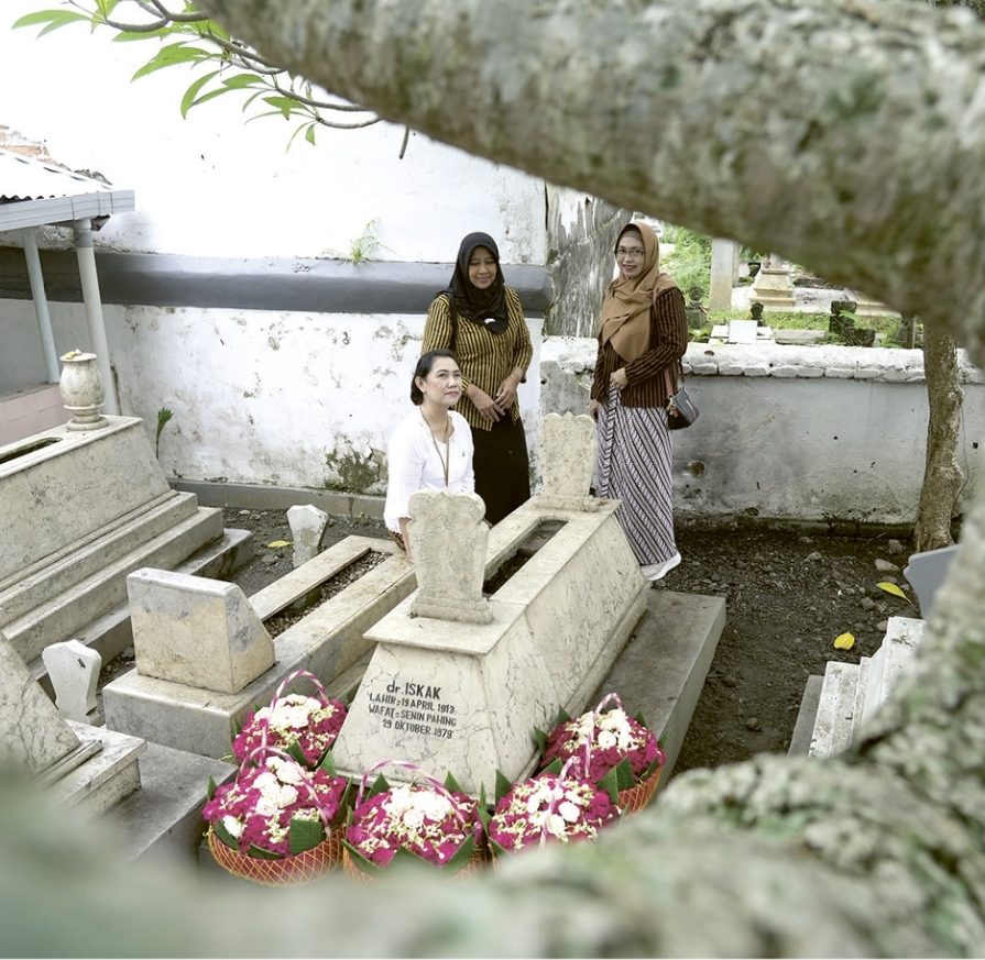Keluarga besar RSUD dr Iskak Tulungagung melakukan ziarah ke makam dr Iskak
