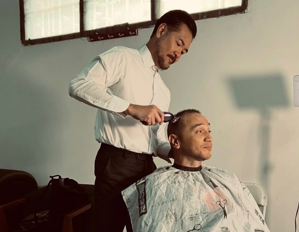 Postingan Ferry Salim yang sedang memotong rambut Gary Iskak. (INSTAGRAM @ferrysal1m)