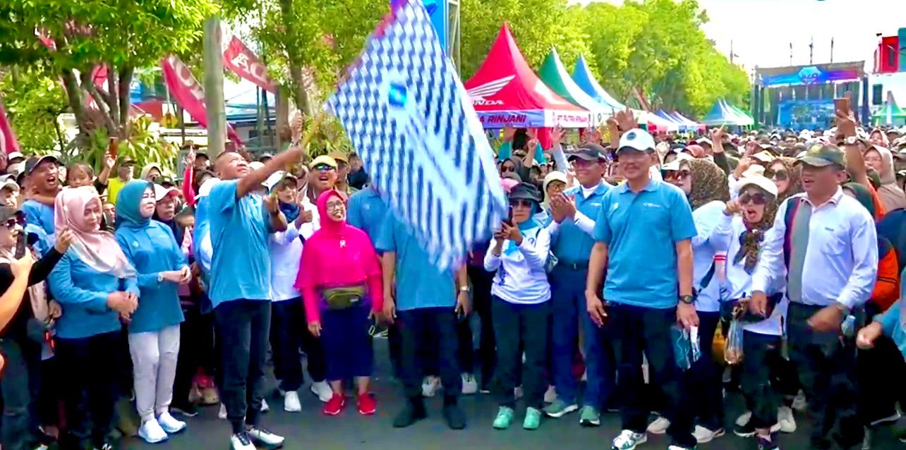 Jalan sehat HUT Ke-820 Kota Marmer bersama Bank Tulungagung diberangkatkan Bupati Gatut Sunu Wibowo.