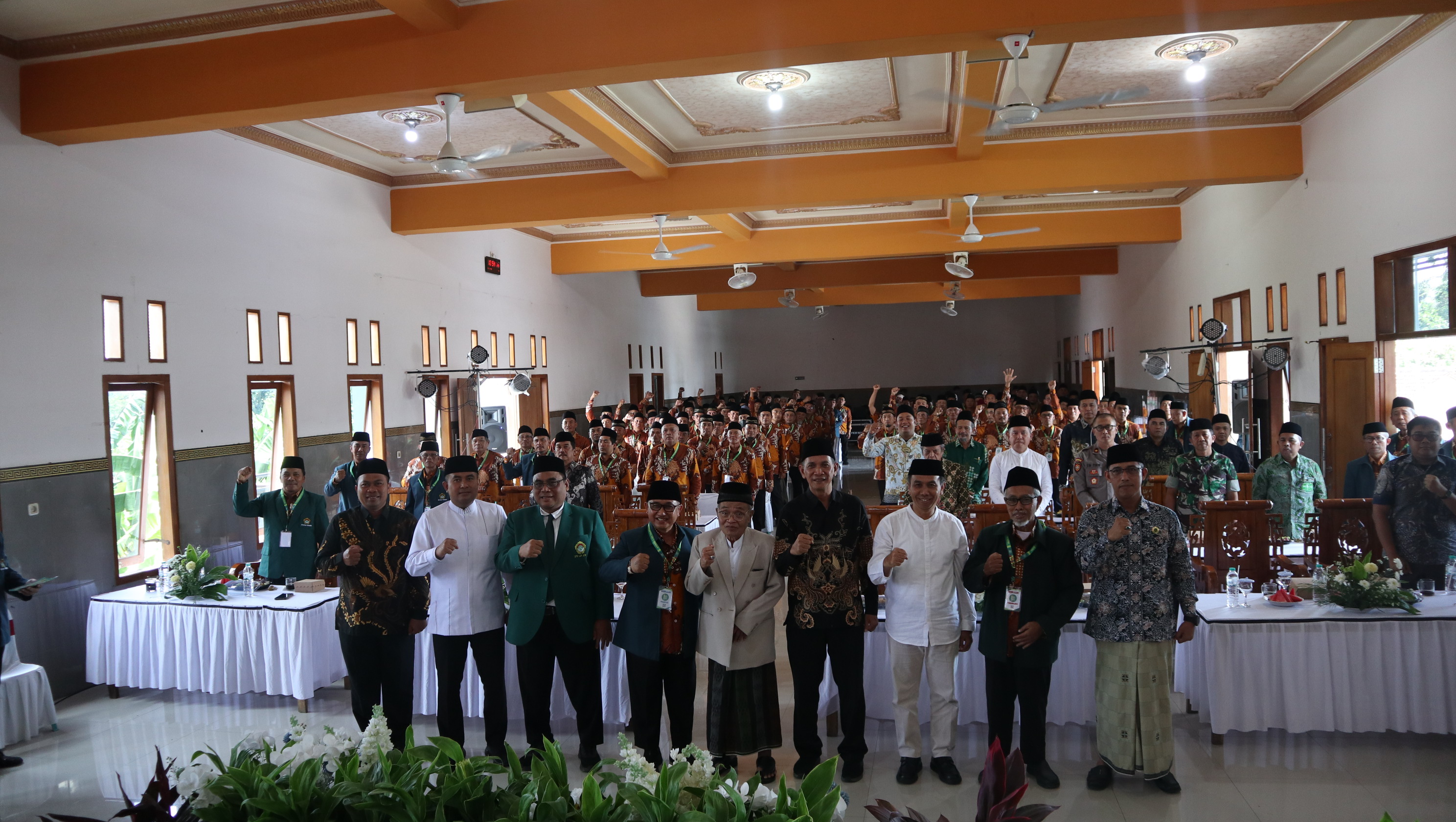 Pengurus, tamu undangan, dan peserta Musda X LDII Tulungagung berfoto bersama sebelum agenda sidang dimulai.