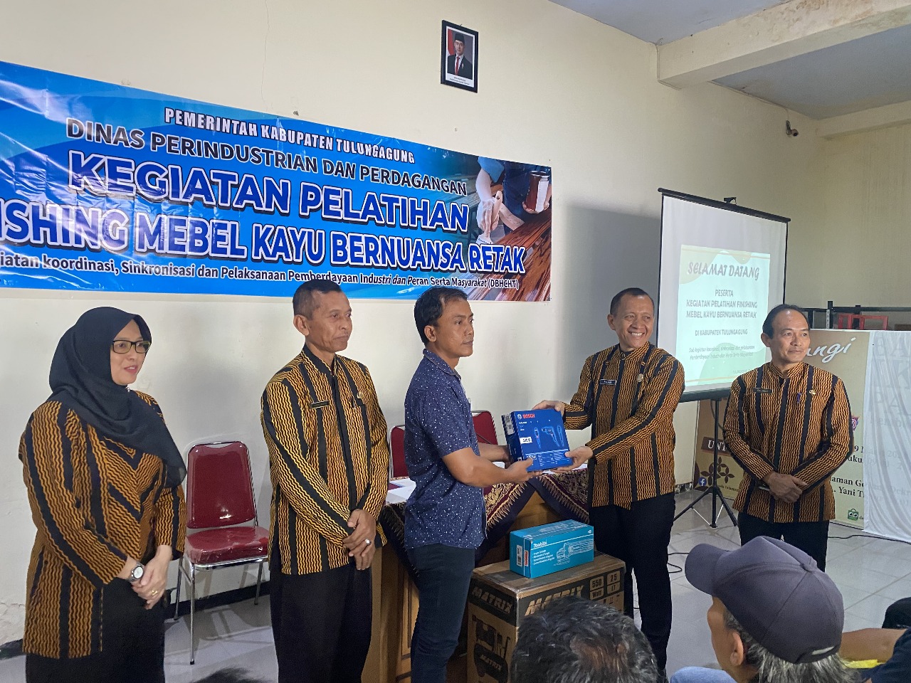 Kepala Disperindag Tulungagung, Fajar Widariyanto menyerahkan bantuan peralatan pendukung seperti kompresor, bor listrik, dan gerinda tangan.