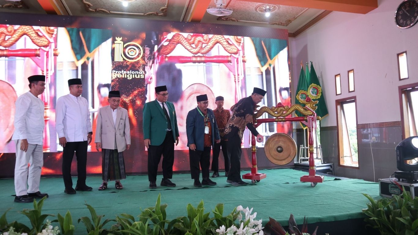 Ketua LDII Tulungagung bersama jajaran tamu  undangan melakukan prosesi pemukulan gong sebagai tanda dibukanya Musda X.