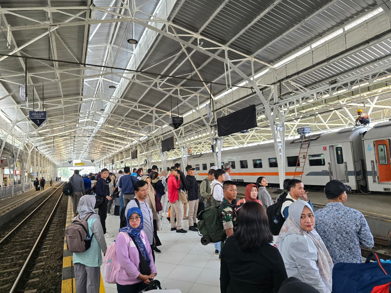 Tiket kereta api diserbu calon penumpang.