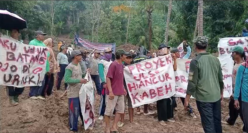 Warga Desa Ngrejo, Kecamatan Tanggunggunung yang menggelar aksi unjuk rasa dampak proyek JLS beberapa waktu lalu.