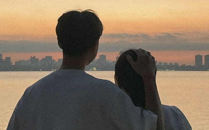 Morning text itu seni cuy, Bukan cuma &ldquo;pagi&rdquo; doang udahan. Satu kalimat manis bisa bikin mood naik seharian
