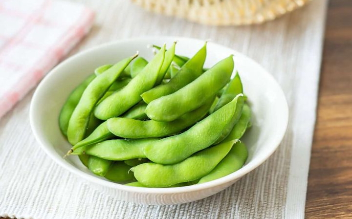 Edamame adalah salah satu camilan sehat yang semakin populer di Indonesia.