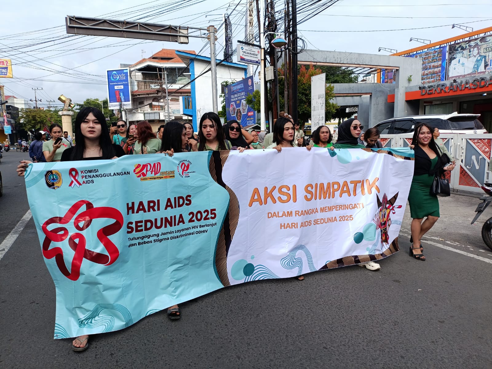 Sejumlah aktivitas peduli HIV/AIDS di Tulungagung menggelar long march memperingati 1 Desember.