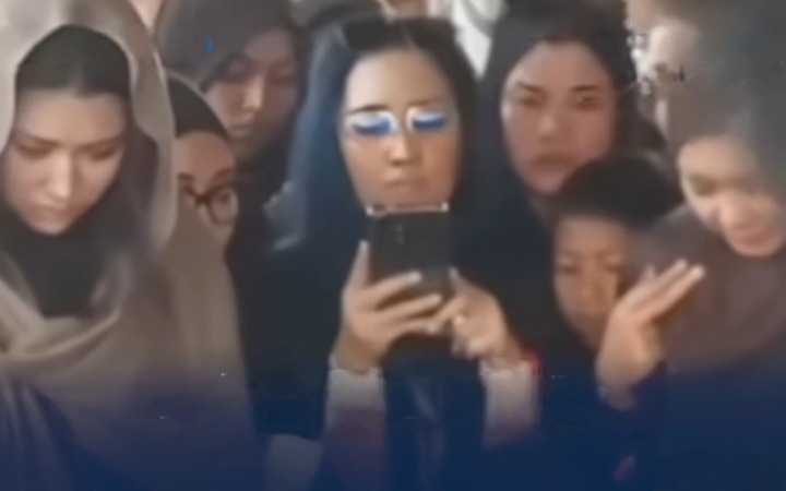 Wanita berambut biru di pemakaman Gary Iskak jadi sorotan usai tingkahnya membuat keluarga almarhum geram.(Youtube)