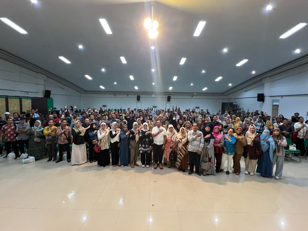Heru Tjahjono berfoto bersama warga sesuai sosialisasi SIKN di UIN