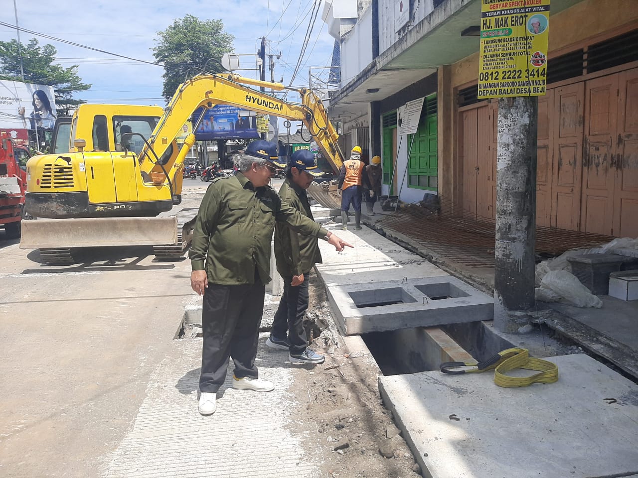Komisi D DPRD Tulungagung saat melakukan sidak proyek drainase di Jalan Teuku Umar.