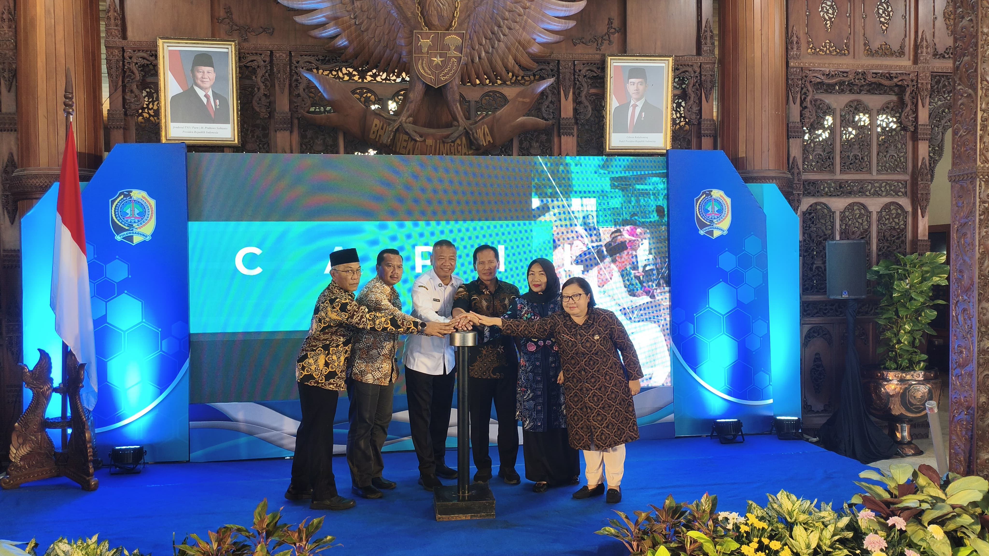 Bupati Gatut Sunu Wibowo (tengah) didampingi Wabup Ahmad Baharudin, Sekda Tri Hariadi, Kepala Dispendukcapil Kabupaten Tulungagung Nina Hartiani, dan pihak terkait me-launching Gerdu Kalimasada.