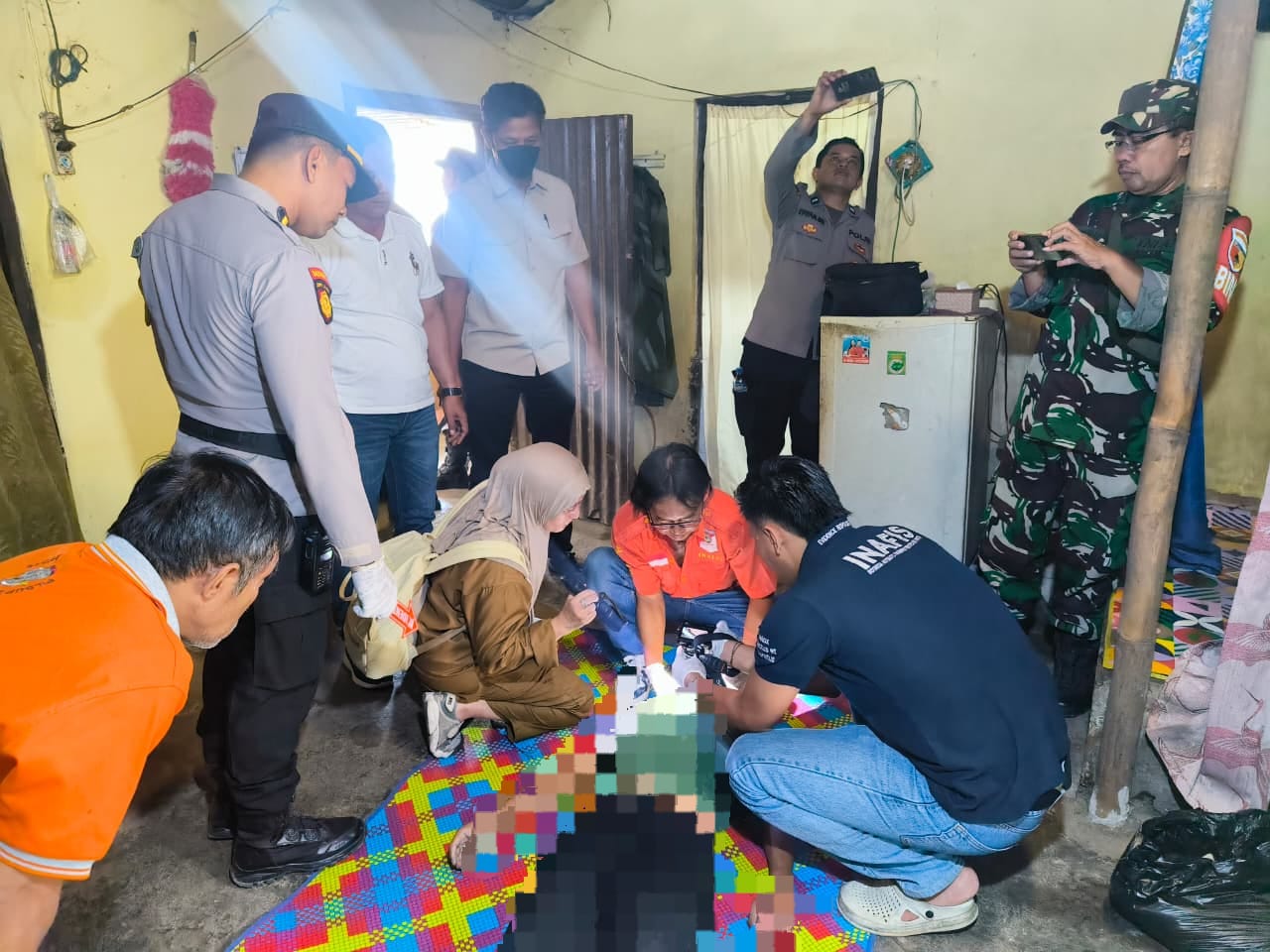 Pihak kepolisian bersama tim gabungan melakukan evakuasi korban
