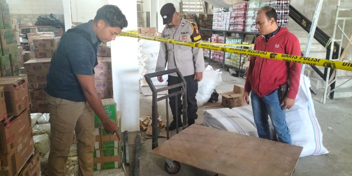 Polisi melakuka olah TKP di sebuah rumah yang membuat salah satu pekerja konstruksi jatuh di Desa Kepuh.