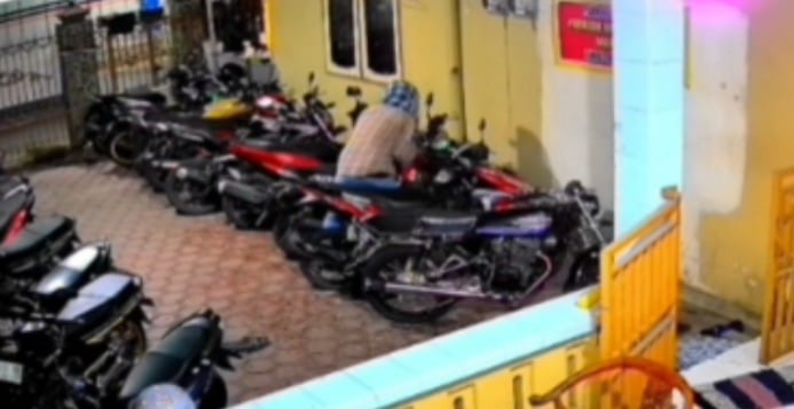 Aksi pencurian sepeda motor di salah satu rumah kos di Desa Plosokandang yang terekam kamera CCTV.