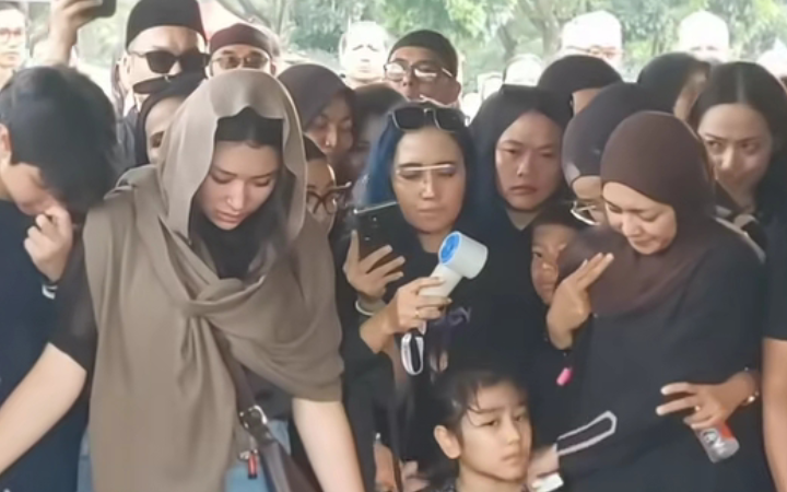 Richa Novisha berdiri tegar di sisi makam almarhum Gary Iskak, ditemani empat anaknya yang saling menguatkan di tengah prosesi pemakaman yang penuh haru. Tangkap Layar Tiktok 12qyaa