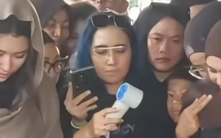Sosok wanita rambut biru yang viral saat pemakaman Gary Iskak.  Tangkap Layar Tiktok 12qyaa