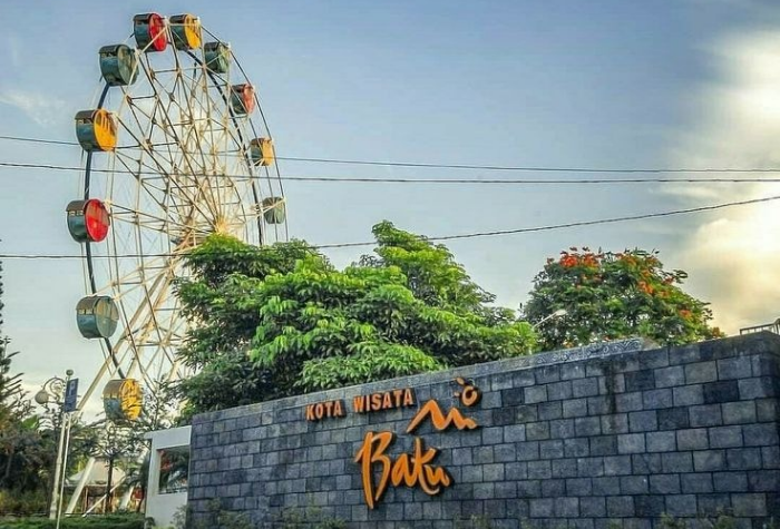 Sejumlah wisatawan menikmati suasana sejuk dan pemandangan indah di salah satu destinasi wisata populer Kota Batu. Pinterest