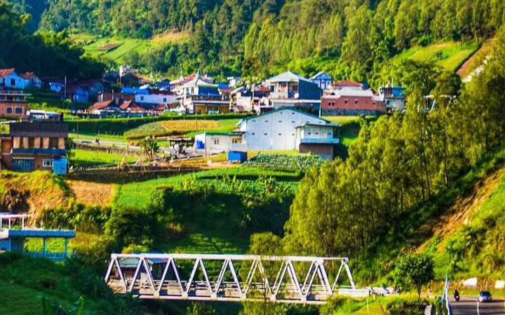 Hijau perbukitan dan udara segar Tawangmangu adalah pelarian sempurna dari kesibukan kota.