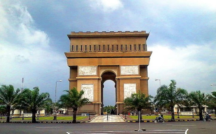 Simpang Lima Gumul (SLG) Kediri adalah salah satu landmark paling terkenal di Jawa Timur.