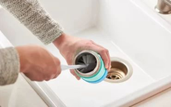 Tumbler merupakan wadah minum yang banyak digunakan untuk membawa air, kopi, teh, hingga minuman beraroma lainnya.