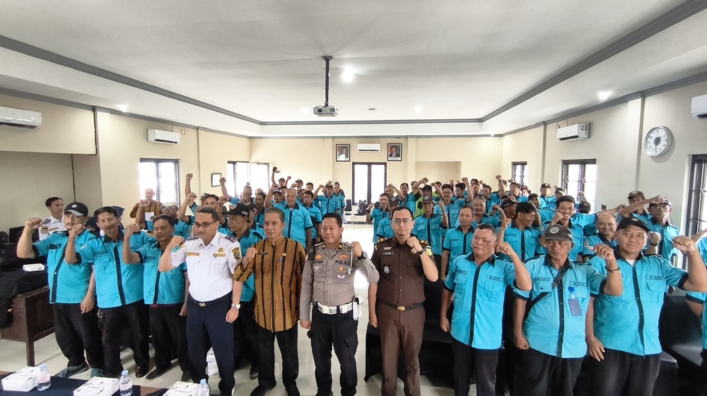 Kepala Dishub Kabupaten Tulungagung Iswahjudi foto bersama narasumber dari Kejaksaan Tulungagung, Polres Tulungagung, dan para jukir.