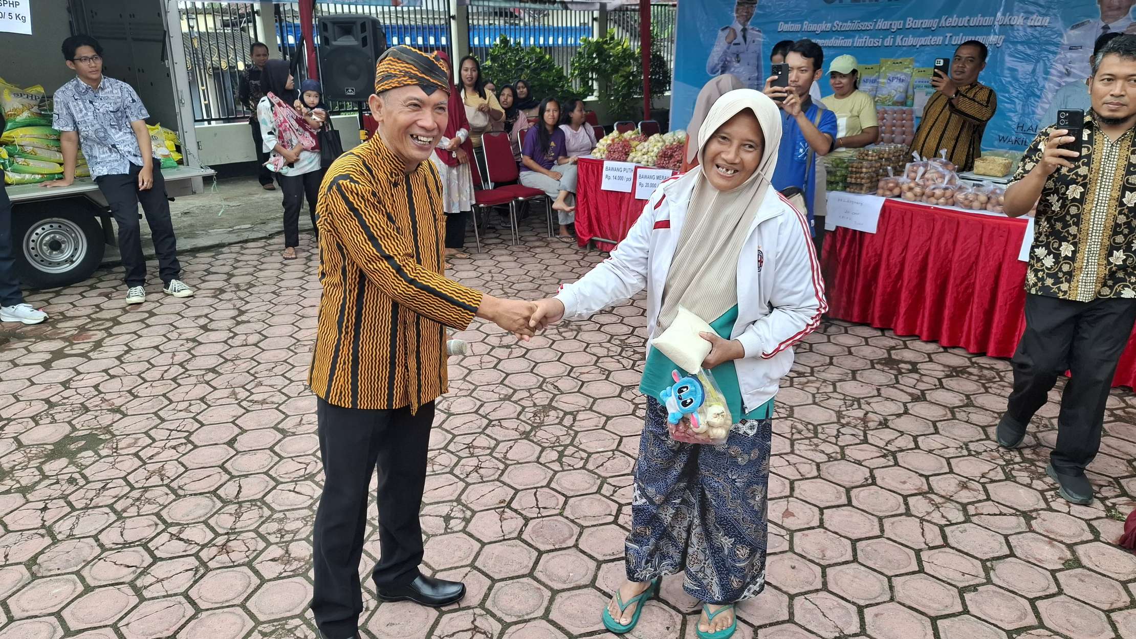 Camat Pagerwojo Setiono menyerahkan sembako kepada warga. (KECAMATAN PAGERWOJO)