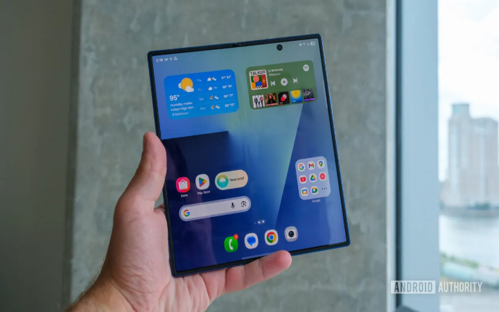 Samsung Z Trifold diprediksi menjadi salah satu inovasi terbesar di dunia smartphone pada tahun 2025.