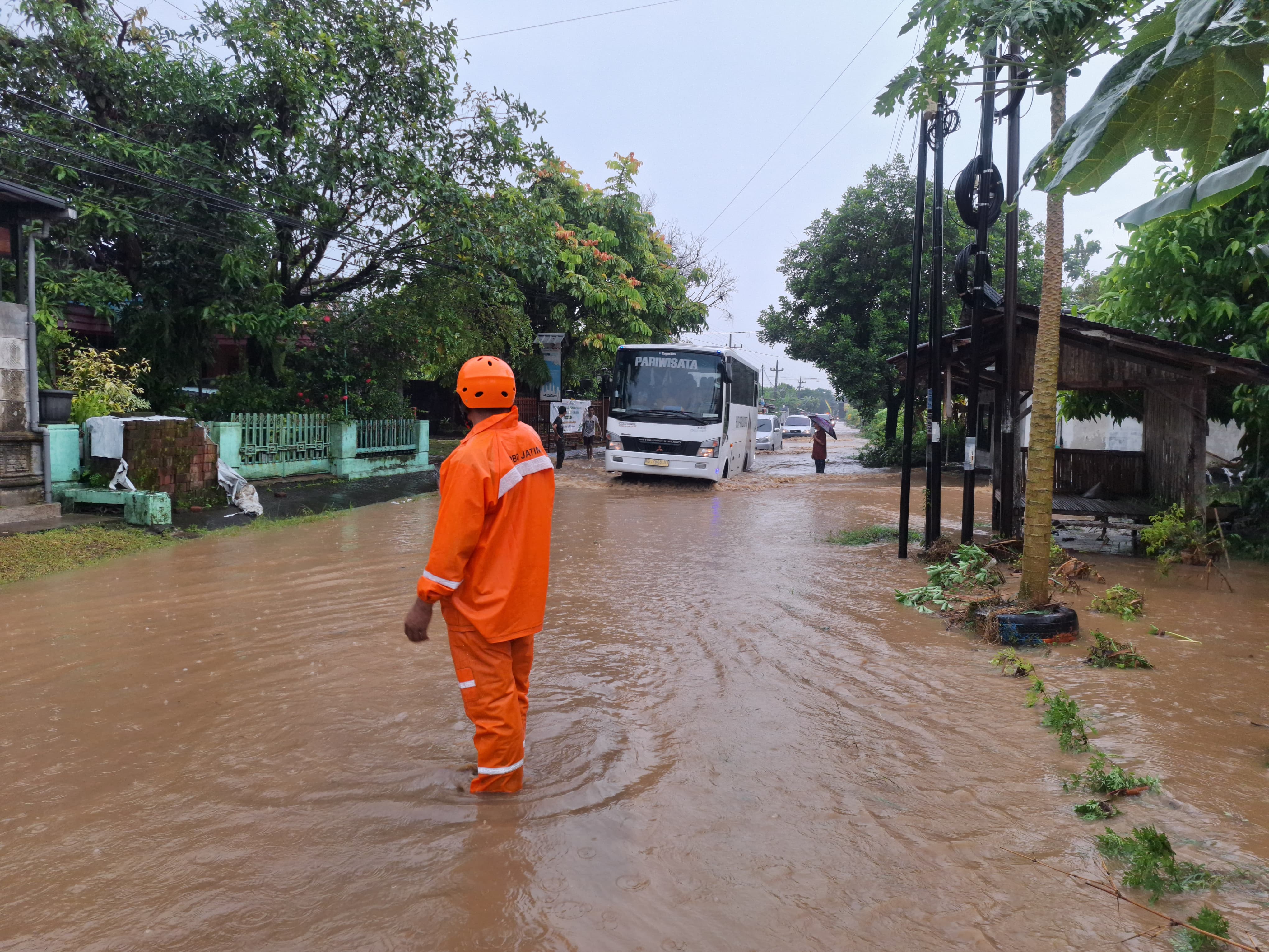 Luapan air sungai menyebabkan banjir menggenangi jalan di wilayah Kecamatan Karangrejo.