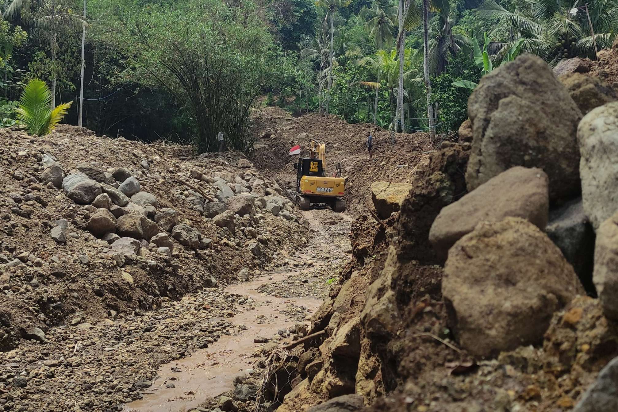 Bongkahan batu besar di area proyek JLS di Desa Ngrejo, Kecamatan Tanggunggunung. (SANDY YUWANA/RADAR TULUNGAGUNG)
