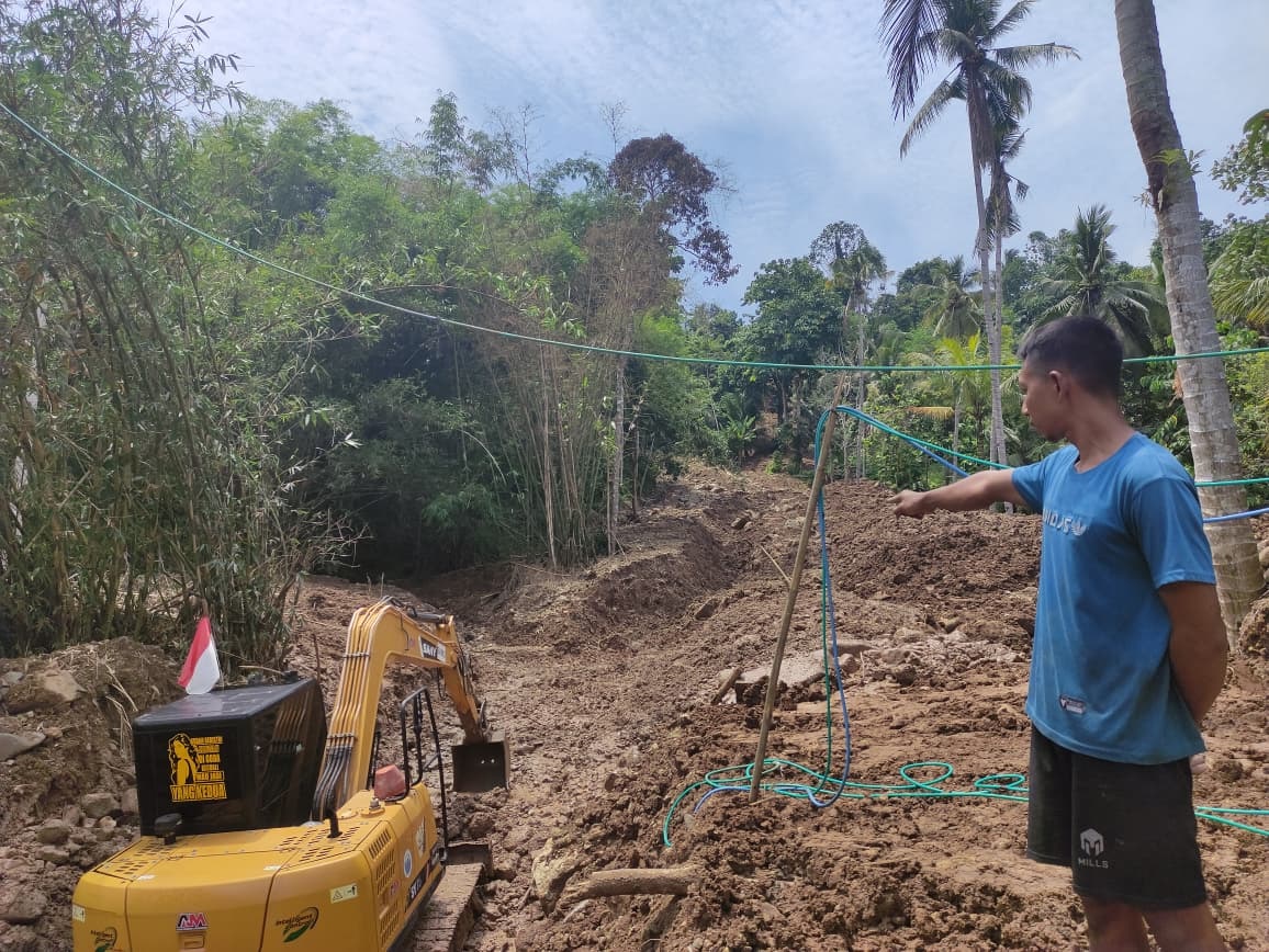 Warga Desa Ngrejo menunjukkan lokasi calon JLS yang dianggap menimbulkan kerusakan di sekitar desa. (SANDY YUWANA/RADAR TULUNGAGUNG)