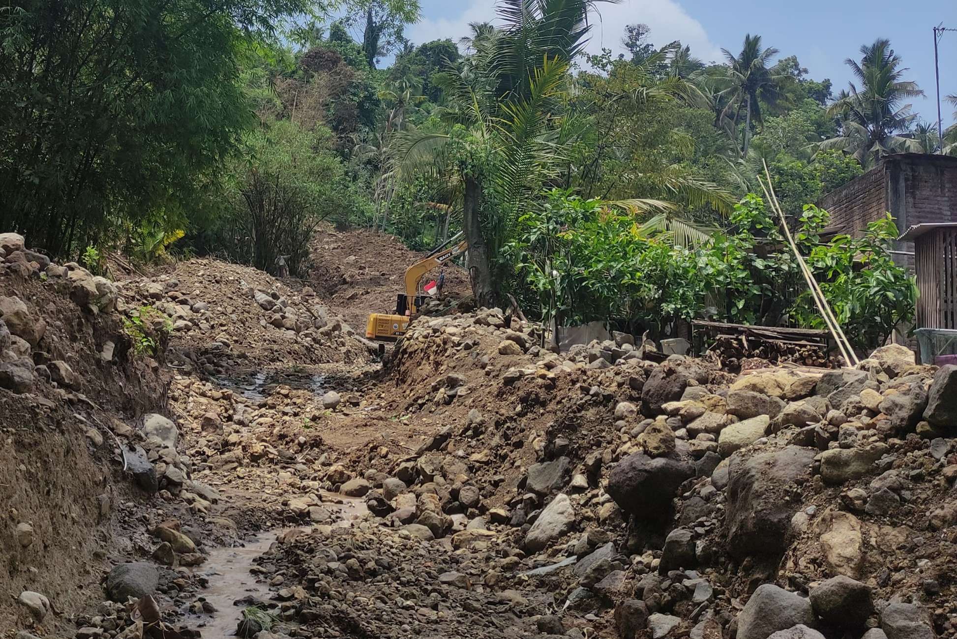 Kondisi salah satu sudut proyek JLS di Desa Ngrejo yang disoal warga. (SANDY YUWANA/RADAR TULUNGAGUNG)