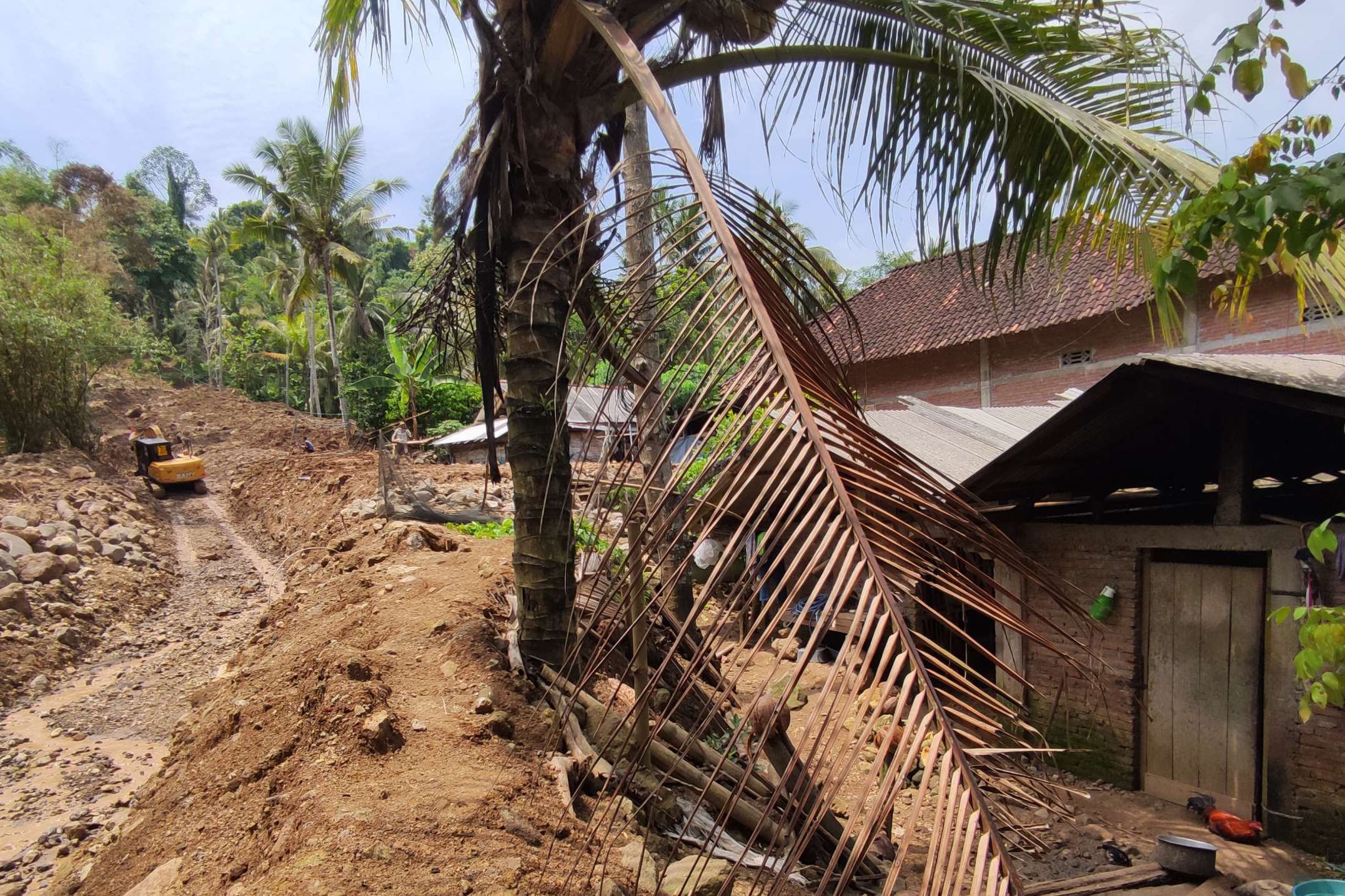 Rumah warga Desa Ngrejo yang berdekatan dengan lokasi proyek JLS yang beberapa hari belakangan disoal. (SANDY YUWANA/RADAR TULUNGAGUNG)