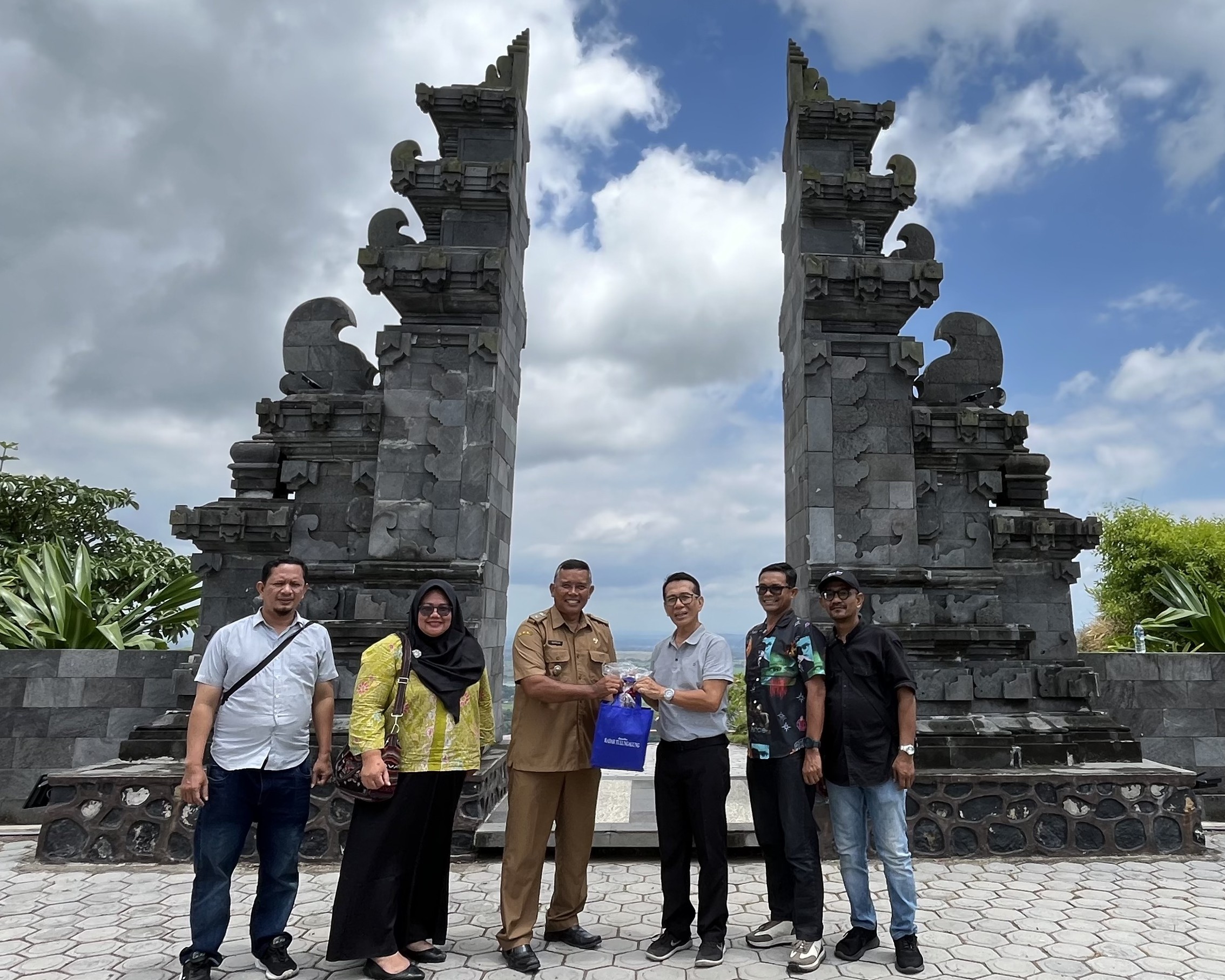 Kades Winong Sutejo menerima kunjungan manajemen Radar Tulungagung di Puncak Jowin. (YESSICA AJENG/RADAR TULUNGAGUNG)