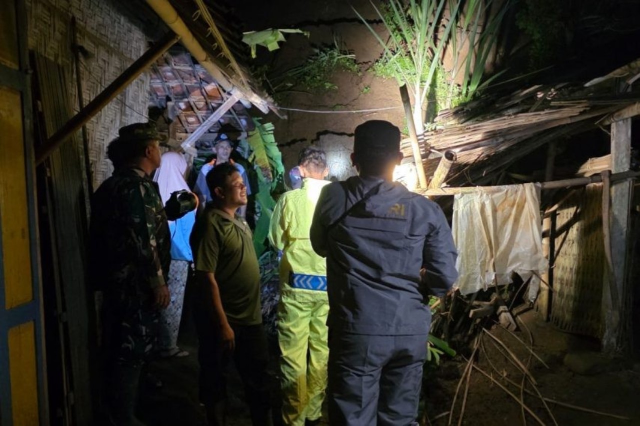 Tanah longsor menimpa dua rumah di Desa Picisan, Kecamatan Sendang pada Selasa malam lalu. (POLRES TULUNGAGUNG)
