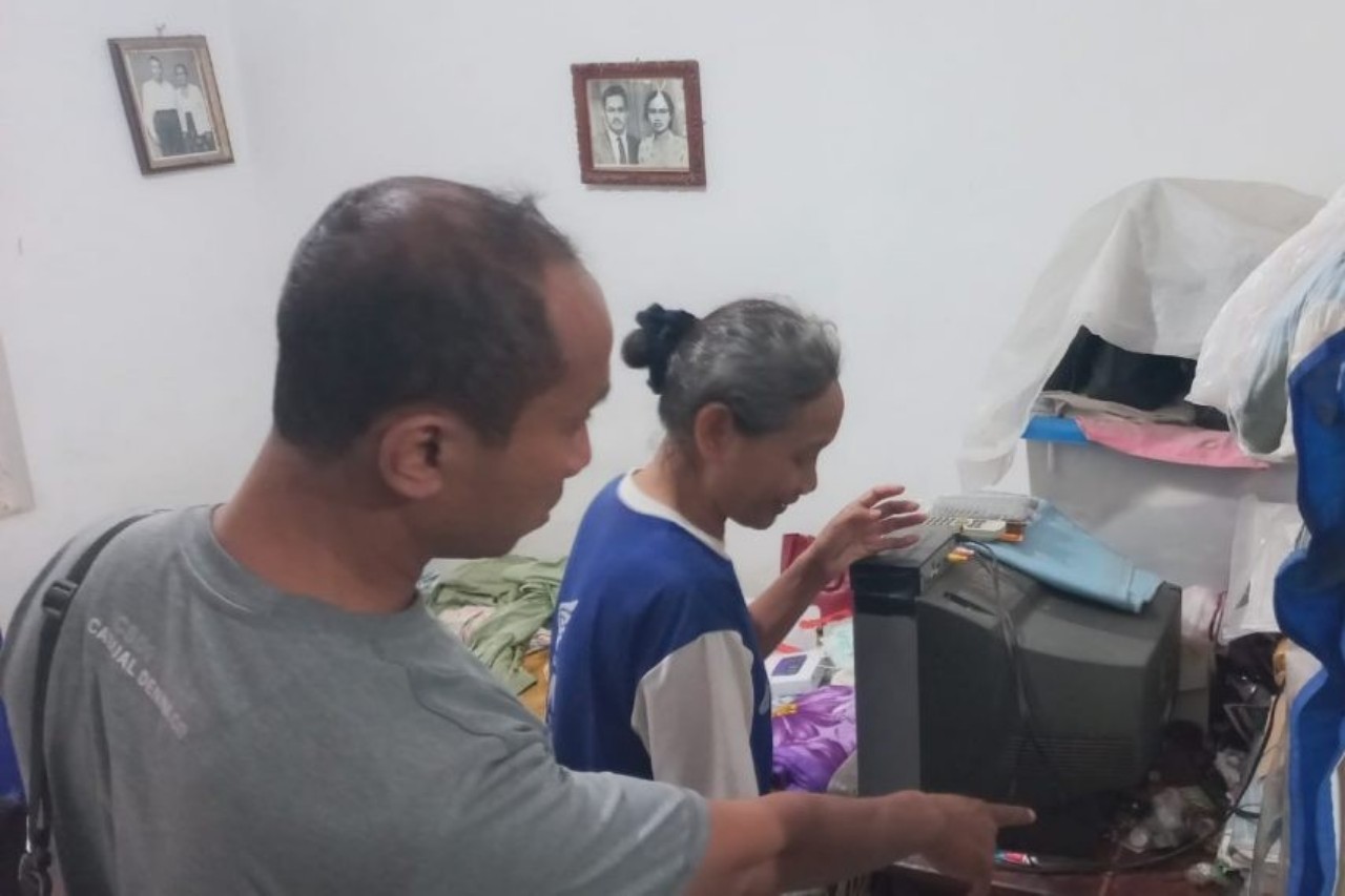 Karminah menunjukkan lokasi HP miliknya yang hilang digondol pencuri. (POLRES TULUNGAGUNG)