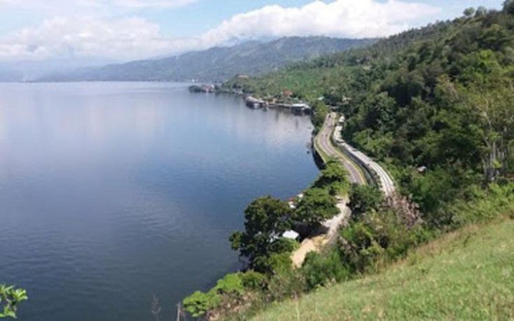 Danau Singkarak merupakan salah satu destinasi wisata alam paling terkenal di Sumatera Barat.