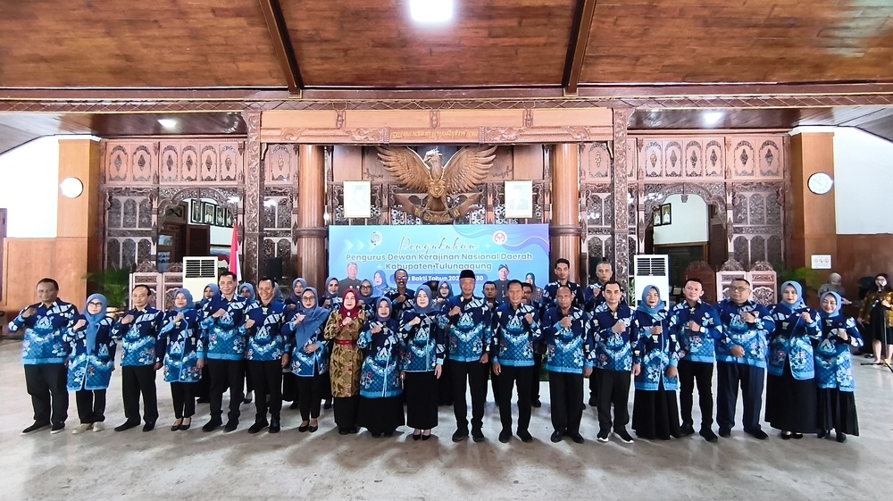 Bupati Gatut Sunu Wibowo, Ketua Dekranasda Kabupaten Tulungagung Endang Gatut Sunu Wibowo, jajaran pengurus dan anggota foto bersama.