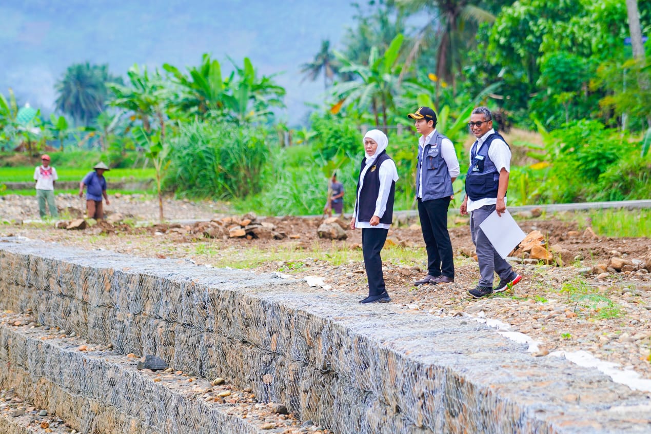 Gubernur Jawa Timur Khofifah Indar Parawansa meninjau pembangunan bronjong Sungai Gedangan yang dibiayai APBD Jawa Timur. (BIRO ADM PIMPINAN PEMPROV JATIM)