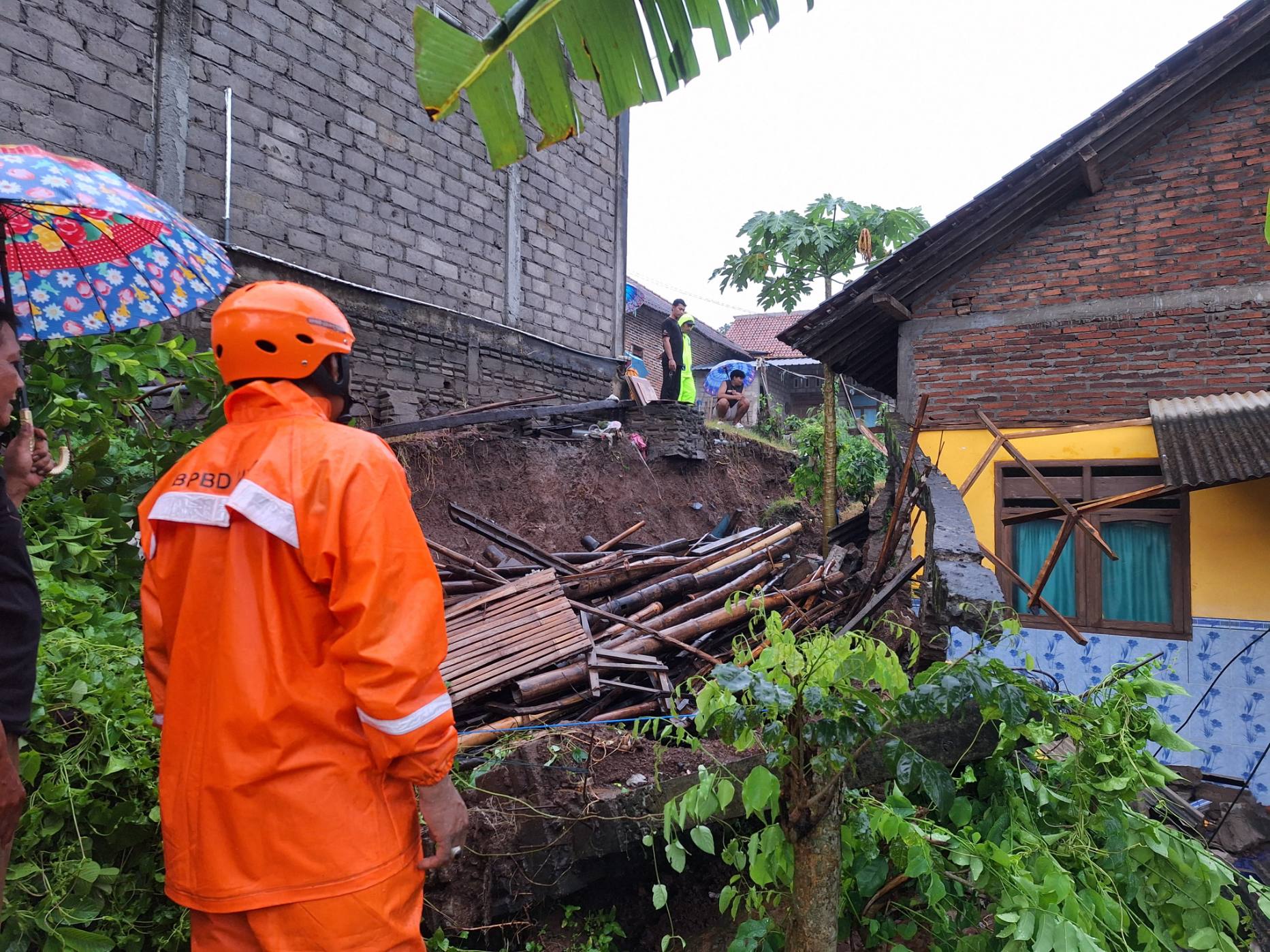 Kondisi salah satu rumah di Desa Punjul yang tertimpa meterial longsor pada Kamis lalu. (BPBD TULUNGAGUNG)