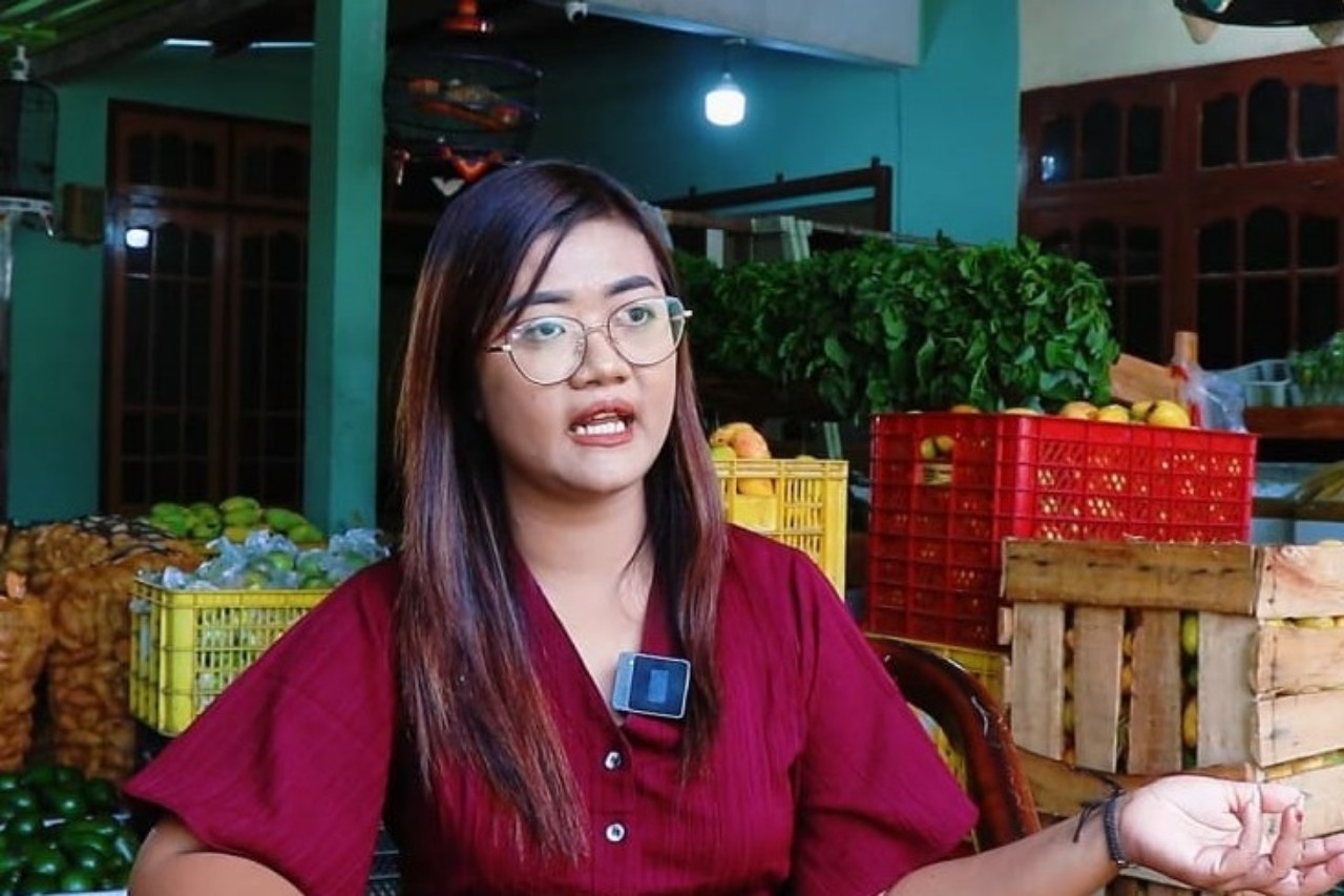 Nimas sukses menjadi menjalankan bisnis penjualan buah usai melewati beragam tantangan. (RADAR TULUNGAGUNG TV)