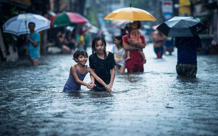 Musim penghujan di Indonesia sering kali membawa potensi banjir, terutama di kota-kota padat penduduk dan wilayah dengan drainase buruk.